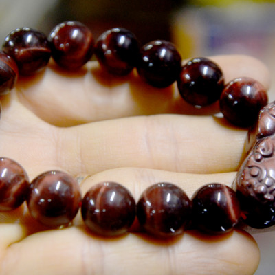 Vòng tay chuỗi đá phong thủy mắt hổ đỏ tỳ hưu