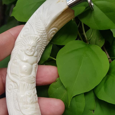 Mặt dây chuyền Nam Nanh Chạm Phật Di Lặc Giả Ngà hay gọi Xương mỹ nghệ màu trắng Mặt dây chạm hình Phật Di Lặc đã bọc khoen inox Nam đeo với sợi dây chuyền của mình đẹp ạ 