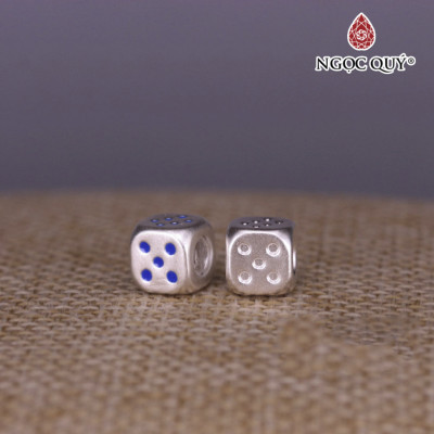 Charm bạc xỏ ngang hình xúc xắc - Ngọc Quý Gemstones