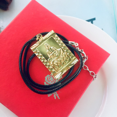 Set Mặt Dây Chuyền Mạ Vàng 18K Đúc Hình Mẹ Quan Âm, Kèm dây đeo da và hộp đựng trang sức.