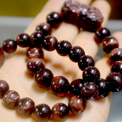 Vòng tay chuỗi đá phong thủy mắt hổ đỏ tỳ hưu