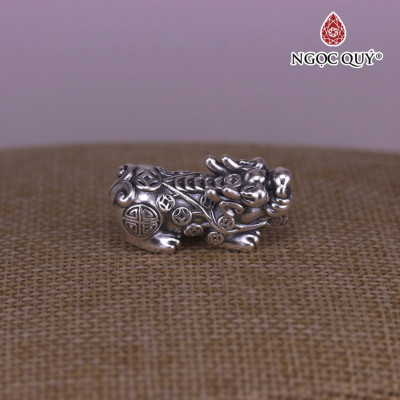 Charm bạc tỳ hưu họa tiết xỏ ngang - Ngọc Quý Gemstones