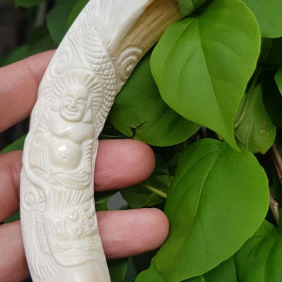 Mặt dây chuyền Nam Nanh Chạm Phật Di Lặc Giả Ngà hay gọi Xương mỹ nghệ màu trắng Mặt dây chạm hình Phật Di Lặc đã bọc khoen inox Nam đeo với sợi dây chuyền của mình đẹp ạ 