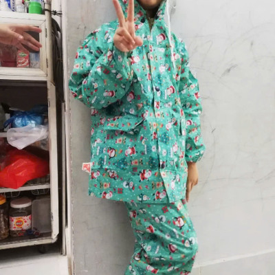 Áo mưa bộ  cho bé trai và  bé gái từ  3  -  10 tuổi , họa tiết hoạt hình dễ thương , vải dù  chống thấm , siêu bền  , có túi đựng xinh xắn , giao màu ngẫu nhiên