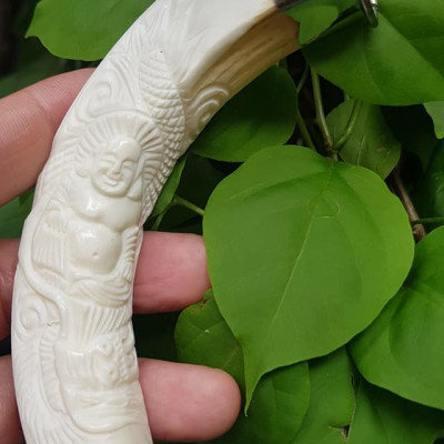 Mặt dây chuyền Nam Nanh Chạm Phật Di Lặc Giả Ngà hay gọi Xương mỹ nghệ màu trắng Mặt dây chạm hình Phật Di Lặc đã bọc khoen inox Nam đeo với sợi dây chuyền của mình đẹp ạ 