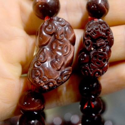 Vòng tay chuỗi đá phong thủy mắt hổ đỏ tỳ hưu