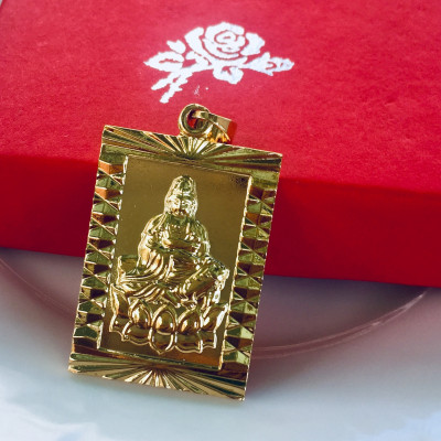 Set Mặt Dây Chuyền Mạ Vàng 18K Đúc Hình Mẹ Quan Âm, Kèm dây đeo da và hộp đựng trang sức.