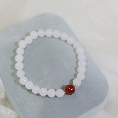 Vòng tay phong thủy đá mã não trắng mix 1 hạt đá thạch anh đỏ và bi bạc dễ thương