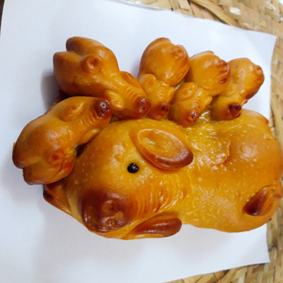 BÁNH TRUNG THU BẦY HEO 5 CON THÀNH LONG - NHÂN ĐẬU XANH, NHÂN DỪA 220G - VIỆT NAM