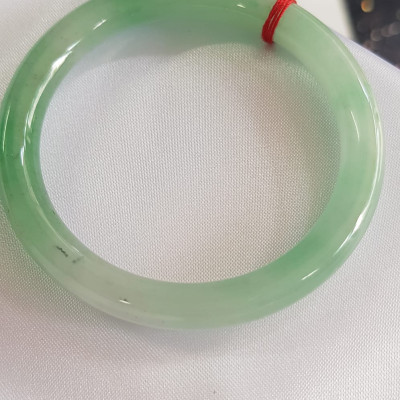 Vòng Mới đá ngọc cẩm thạch tự nhiên TR Lý A SAO 50 Size vòng 50mm x 7,2mm Màu Xanh ngọc lý trắng bóng nhẹ nhàng đẹp bóng xinh đẹp nữ 50kg - 55kg đeo đẹp ạ Món Quà Ý nghĩa Anh Chị tặng Mẹ, Vợ, người thân yêu ạ