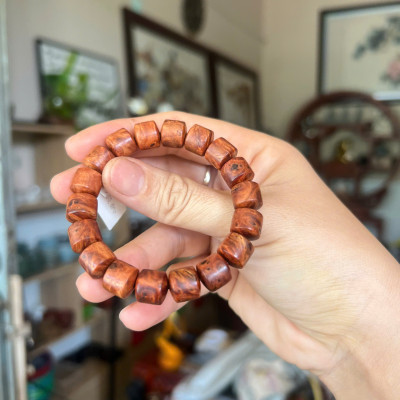 Vòng gỗ nu huyết Long kiểu dáng trúc nhộng size 10li - đậm dầu - thơm tự nhiên vĩnh viễn