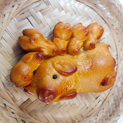 BÁNH TRUNG THU BẦY HEO 5 CON THÀNH LONG - NHÂN ĐẬU XANH, NHÂN DỪA 220G - VIỆT NAM