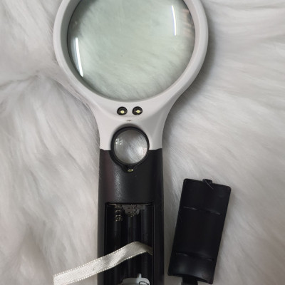 Kính Lúp phóng to 6902AB Cầm Tay Có Đèn Led - Hàng chính hãng