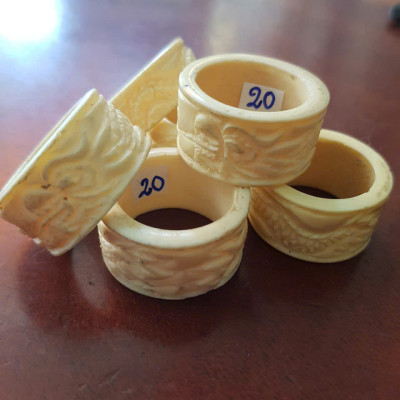 Nhẫn Càn Long Chạm Rồng Nam Giả Ngà hay Xương Mỹ Nghệ màu trắng Ni 20mm Cao 14mm Dầy 3mm Dành Cho Các Anh Nam đeo nhẫn ngón tay cái hay bất kỳ ngón tay nào ni lọt vừa tay là 20mm rẻ vẫn đẹp như thường ạ