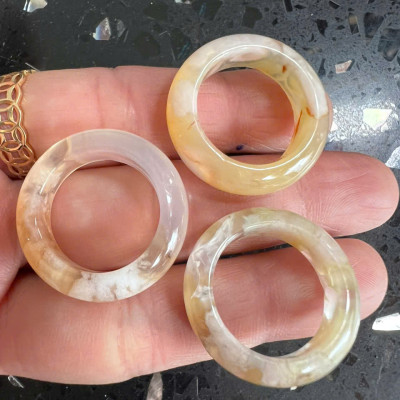 Nhẫn Nữ mới Đá Mã Não Bông Bông Vàng Trắng Đều Bóng Đẹp Ni 18mm Cao 7mm Dầy 4mm Chị em Nữ mệnh Kim mệnh Thủy mệnh Thổ đeo lên tay xinh xắn may mắn ạ