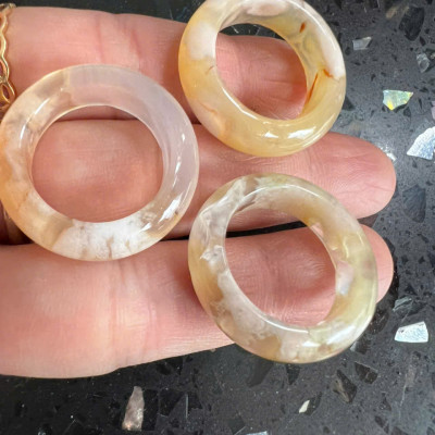 Nhẫn Nữ mới Đá Mã Não Bông Bông Vàng Trắng Đều Bóng Đẹp Ni 18mm Cao 7mm Dầy 4mm Chị em Nữ mệnh Kim mệnh Thủy mệnh Thổ đeo lên tay xinh xắn may mắn ạ