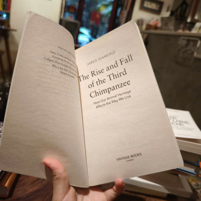Sách - The Rise and Fall of the Third Chimpanzee by Jared Diamond - Science/ Nonfiction in English