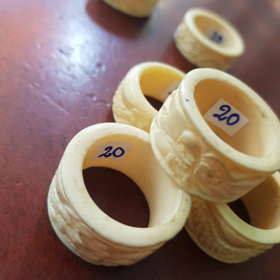 Nhẫn Càn Long Chạm Rồng Nam Giả Ngà hay Xương Mỹ Nghệ màu trắng Ni 20mm Cao 14mm Dầy 3mm Dành Cho Các Anh Nam đeo nhẫn ngón tay cái hay bất kỳ ngón tay nào ni lọt vừa tay là 20mm rẻ vẫn đẹp như thường ạ