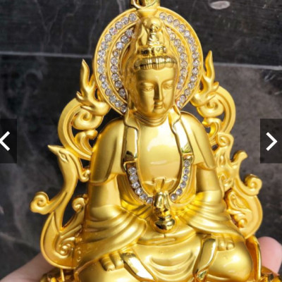 Tượng Phật Bà trang trí trong xe ô tô 