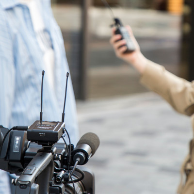 Bộ Micro Thu Âm Không Dây Saramonic UwMic9S Kit2 - Xử Lý Âm Thanh Phát Sóng Chuyên Nghiệp - Quay Video/ Phỏng Vấn - Hàng Chính Hãng 