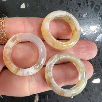 Nhẫn Nữ mới Đá Mã Não Bông Bông Vàng Trắng Đều Bóng Đẹp Ni 18mm Cao 7mm Dầy 4mm Chị em Nữ mệnh Kim mệnh Thủy mệnh Thổ đeo lên tay xinh xắn may mắn ạ