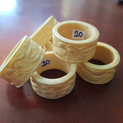 Nhẫn Càn Long Chạm Rồng Nam Giả Ngà hay Xương Mỹ Nghệ màu trắng Ni 20mm Cao 14mm Dầy 3mm Dành Cho Các Anh Nam đeo nhẫn ngón tay cái hay bất kỳ ngón tay nào ni lọt vừa tay là 20mm rẻ vẫn đẹp như thường ạ