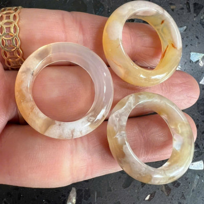 Nhẫn Nữ mới Đá Mã Não Bông Bông Vàng Trắng Đều Bóng Đẹp Ni 18mm Cao 7mm Dầy 4mm Chị em Nữ mệnh Kim mệnh Thủy mệnh Thổ đeo lên tay xinh xắn may mắn ạ