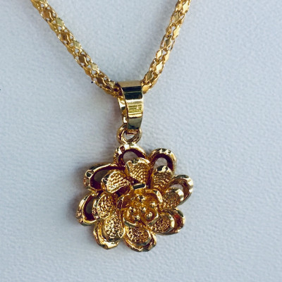 Set Mặt Dây Chuyền Mạ Vàng 18K Đúc Hình Hoa Mai 4 Tầng, Kèm dây chuyền Mạ vàng 18K và hộp đựng trang sức.