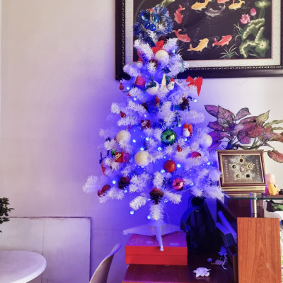 Cây thông noel màu trắng 1m2 - Tán dày và đẹp, cây thông chắc chắn và dể tháo lắp