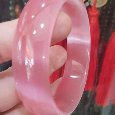 Vòng tay nữ đá mắt mèo Bản Hẹ Trắng mới Ni 60mm x Cao 18mm x Dầy 7mm Màu hồng tươi bóng sáng đẹp hợp Nữ mệnh hoả mệnh thổ Nữ 56kg - 65kg đeo ạ