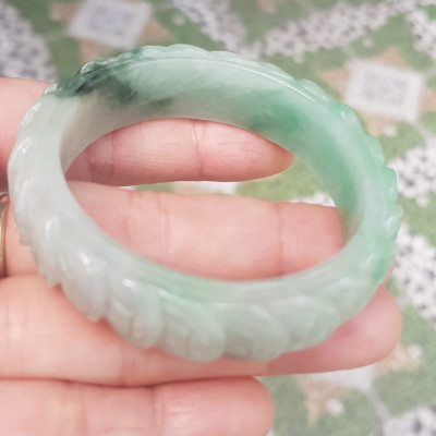 Vòng tay đá ngọc Cẩm Thạch dãy Đồng Tiền Tự nhiên Size 48mm x cao 13mm x dầy 7mm Màu trắng bóng ngọc ngà điểm xanh nhẹ đẹp may mắn tài lộc Nữ mệnh kim mệnh thủy tay nhỏ 35kg - 48kg đeo ạ