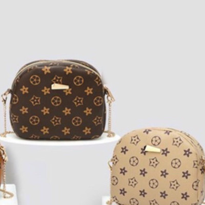 Túi nữ họa tiết vải da cao cấp ,chống thấm nước ,trẻ trung cá tính ,phù hợp mọi độ tuổi có thể đeo nhiều kiểu dáng , dễ dàng phối với các loại trang phục khác nhau ,là phụ kiện  thời trang  của phái đẹp