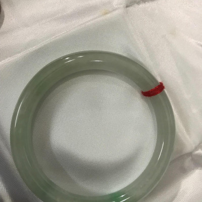 VÒNG CẨM THẠCH TỰ NHIÊN TRLÝ N54 MÀU TRẮNG CẨM THẠCH 1 XÍU XÍU XANH LÁ NHẸ ĐÚNG ĐẸP BÓNG MƯỚT NỮ 52kg Đến 58kg 