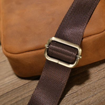 Túi đeo chéo nam DA BÒ THẬT – BEE GEE DCN9339