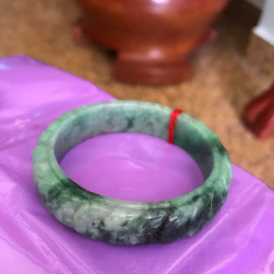 VÒNG TAY ĐÁ CẨM THẠCH TỰ NHIÊN BẢN HẸ TIỀN NGỌC 51MM TRẠM DÃY TIỀN MAY MẮN MÀU XANH NGỌC NHẸ LÊN ĐẬM DẦN ĐẸP Kích thước 51mmx độ dầy 6,5mm x Cao 14mm NỮ 48KG - 55KG ĐEO Ạ