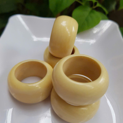 Nhẫn Nam Giả Ngà hay Xương Mỹ Nghệ màu trắng Ni 20mm Cao 16mm Dầy 5mm Dành Cho Các Anh Nam đeo nhẫn ngón tay cái hay bất kỳ ngón tay nào ni lọt vừa tay là 20mm rẻ vẫn đẹp như thường ạ