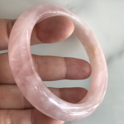 Vòng Thạch Anh Hồng Tự Nhiên Bản Hẹ Mới đẹp Ni 54mm Cao 12mm Dầy 8mm Màu Hồng tươi xinh bóng đẹp Nữ mệnh Hỏa mệnh Thổ tay vừa đeo 50kg - 54 kg ạ