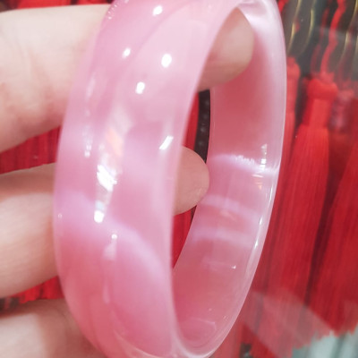 Vòng tay nữ đá mắt mèo Bản Hẹ Trắng mới Ni 60mm x Cao 18mm x Dầy 7mm Màu hồng tươi bóng sáng đẹp hợp Nữ mệnh hoả mệnh thổ Nữ 56kg - 65kg đeo ạ