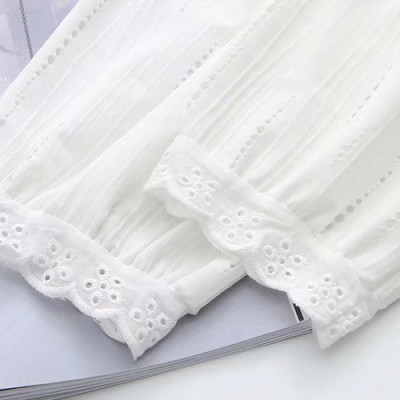 Áo nữ xinh xắn thiết kế cổ V phối ren sm185