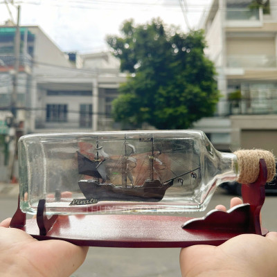 Thuyền chai trang trí, thuyền chai dáng vuông phong thủy, thuyền gỗ trang trí, decor phòng họp, bàn làm việc