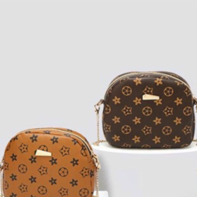 Túi nữ họa tiết vải da cao cấp ,chống thấm nước ,trẻ trung cá tính ,phù hợp mọi độ tuổi có thể đeo nhiều kiểu dáng , dễ dàng phối với các loại trang phục khác nhau ,là phụ kiện  thời trang  của phái đẹp