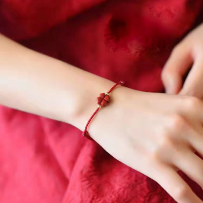 VÒNG TAY DÂY ĐỎ CỎ 4 LÁ CHU SA MAY MẮN TRONG CUỘC SỐNG