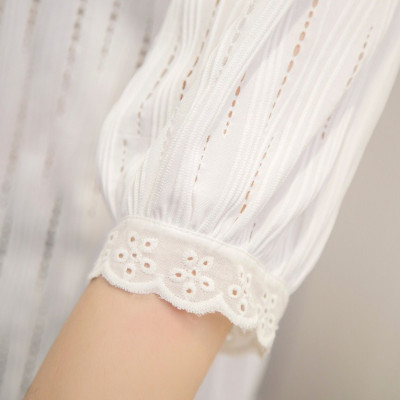 Áo nữ xinh xắn thiết kế cổ V phối ren sm185