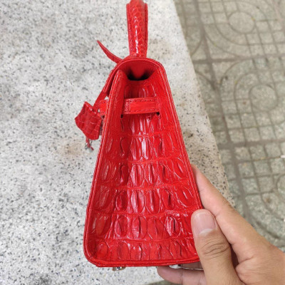 Túi xách da cá sấu có sử dụng khóa chìa!