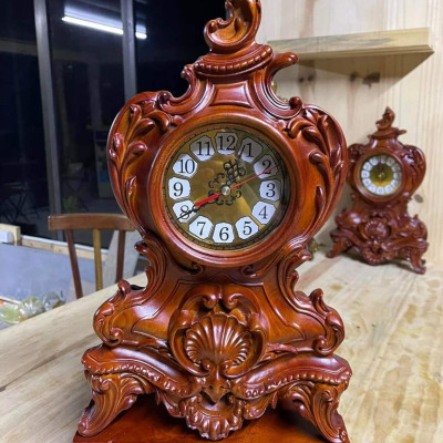 Đồng hồ để bàn phong thủy ,hoàng gia khắc hoa la tây tân cổ điển bằng gỗ hương kt 46×27×13cm