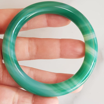 Vòng tay đá mã não xanh vân sọc trắng nhẹ mới Ni 53mm x cọng 9mm Vòng màu xanh ngọc đậm đều vân sọc đẹp ạ Nữ 52kg - 58kg đeo mệnh Mộc hỏa thủy ạ