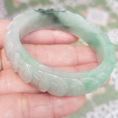 Vòng tay đá ngọc Cẩm Thạch dãy Đồng Tiền Tự nhiên Size 48mm x cao 13mm x dầy 7mm Màu trắng bóng ngọc ngà điểm xanh nhẹ đẹp may mắn tài lộc Nữ mệnh kim mệnh thủy tay nhỏ 35kg - 48kg đeo ạ