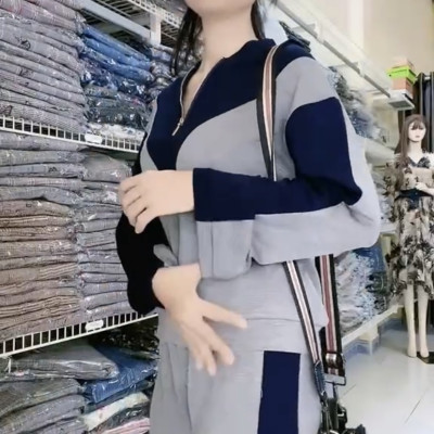 Bộ áo quần thể thao cao cấp màu ghi phối xanh.