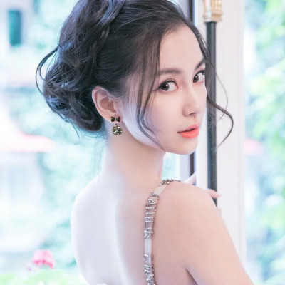 Khuyên tai bông tai đá đen đeo nhiều kiểu