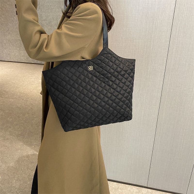 Túi  thời trang công sở , có thể kẹp nách hoặc đeo vai ,có nút đính kim loại đựng được nhiều đồ cá nhân ,mỹ phẩm vô cùng tiện lợi  